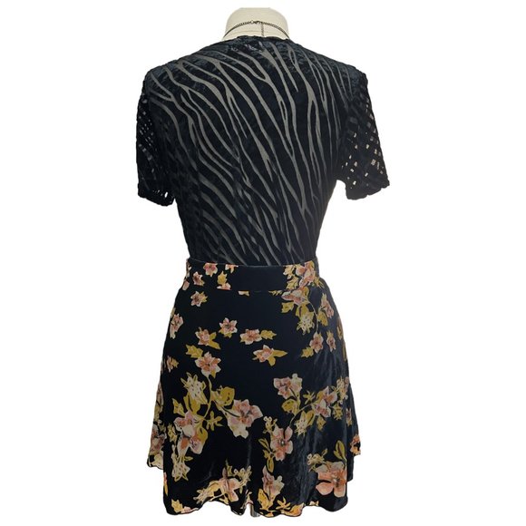 Short black velvet devore floral skirt - Picture 5 of 6